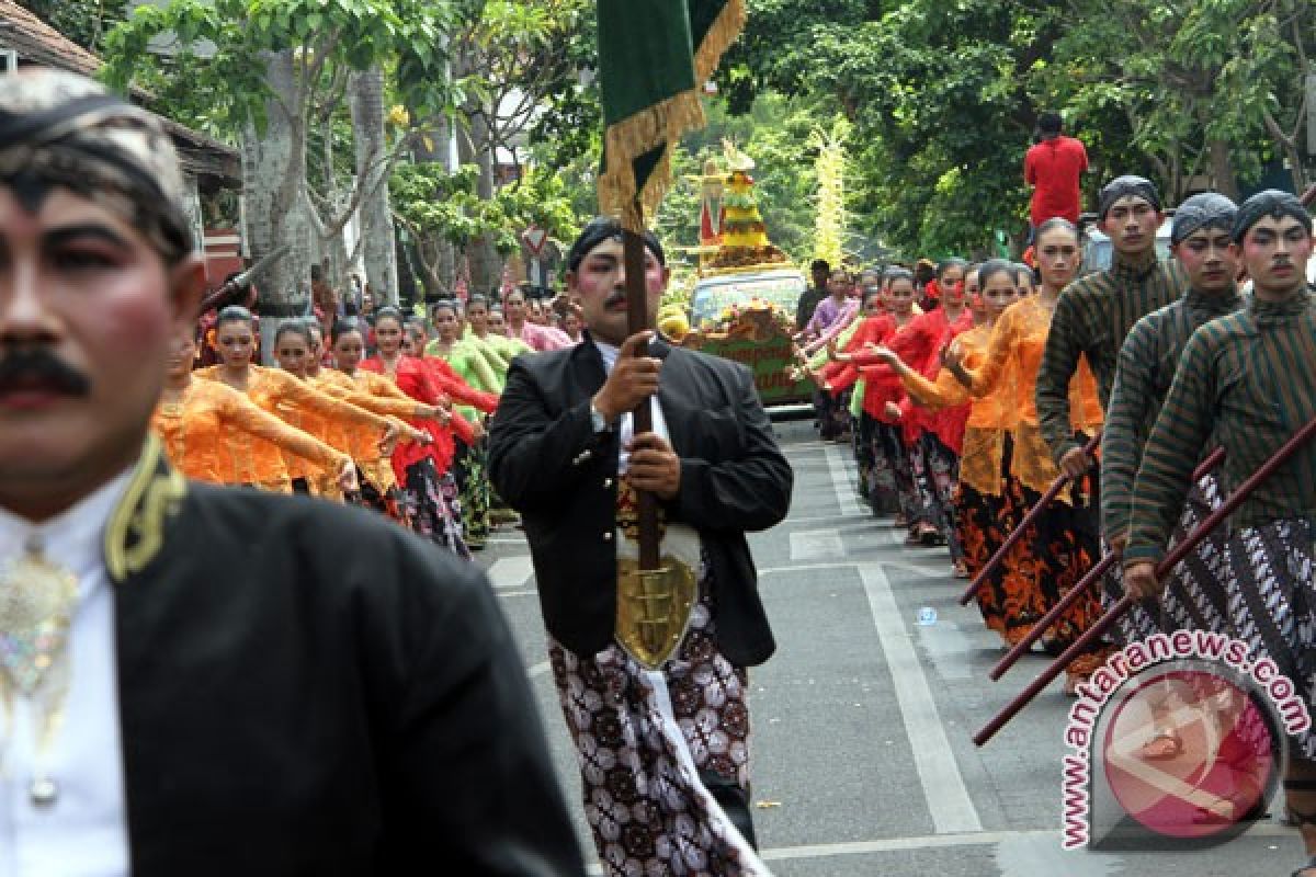 Pegawai Kantor imigrasi Wonosobo kenakan pakaian adat