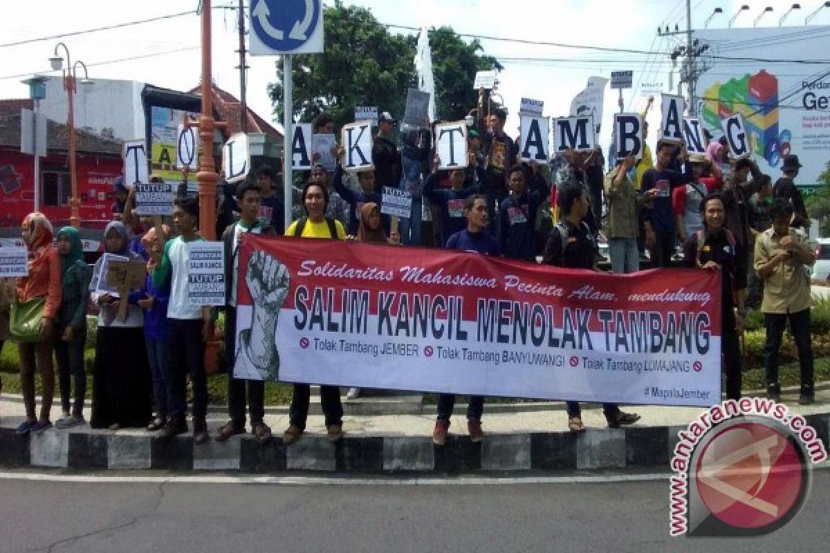 Mahasiswa Pecinta Alam Jember Demo Tolak Tambang