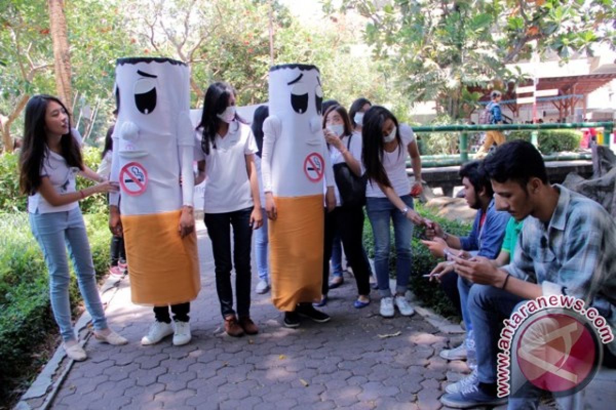 Mahasiswa Surabaya Bagikan Permen Pengganti Rokok