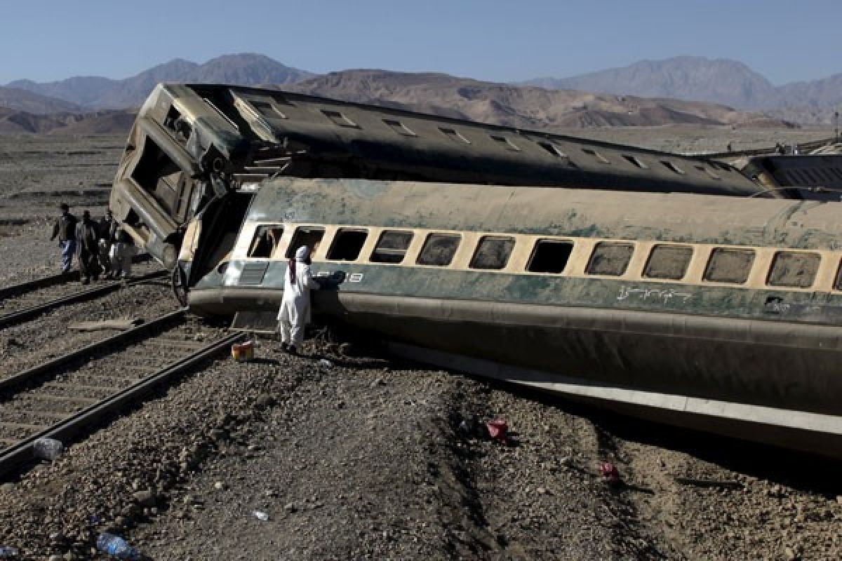 Dua tewas akibat kereta penumpang Yunani tergelincir