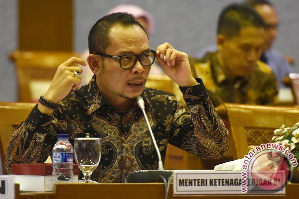 Menaker: perusahaan bisa kurangi fasilitas daripada PHK