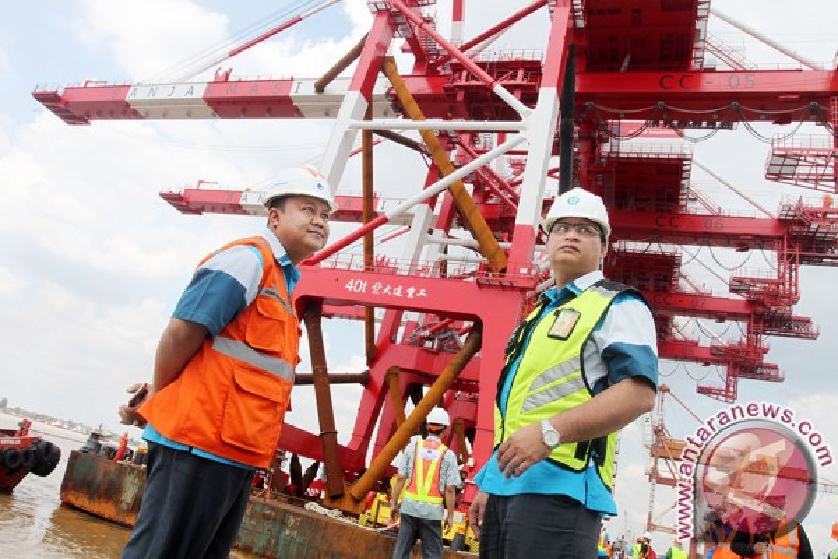 Empat Container Crane Baru Pelindo Tiba