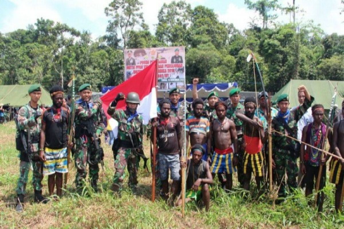Penerjun TNI beraksi di langit Papua