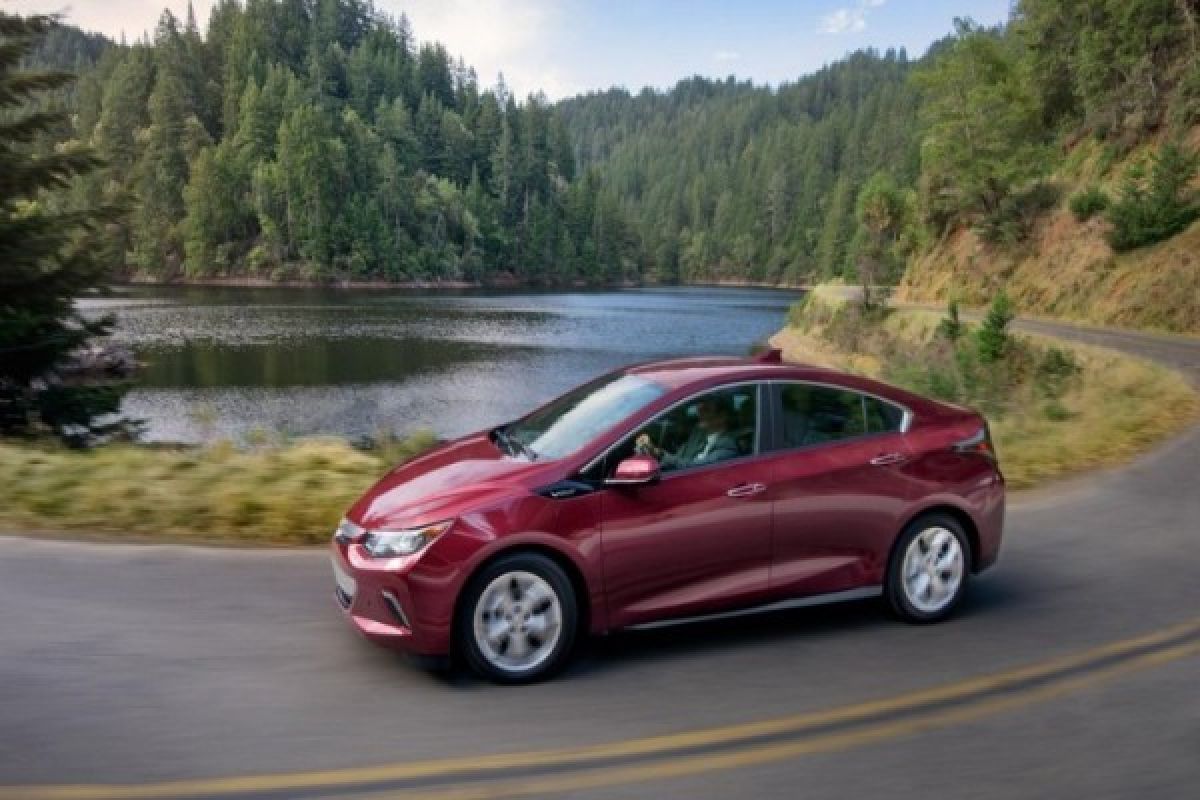 Chevrolet Volt Dinobatkan Sebagai "Green Car of the Year"