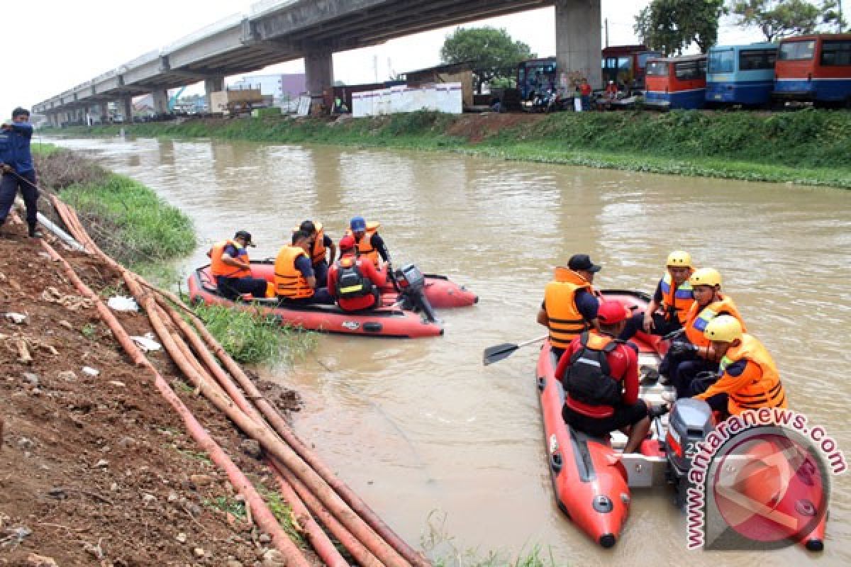 Warga Bekasi mulai lakukan antisipasi banjir