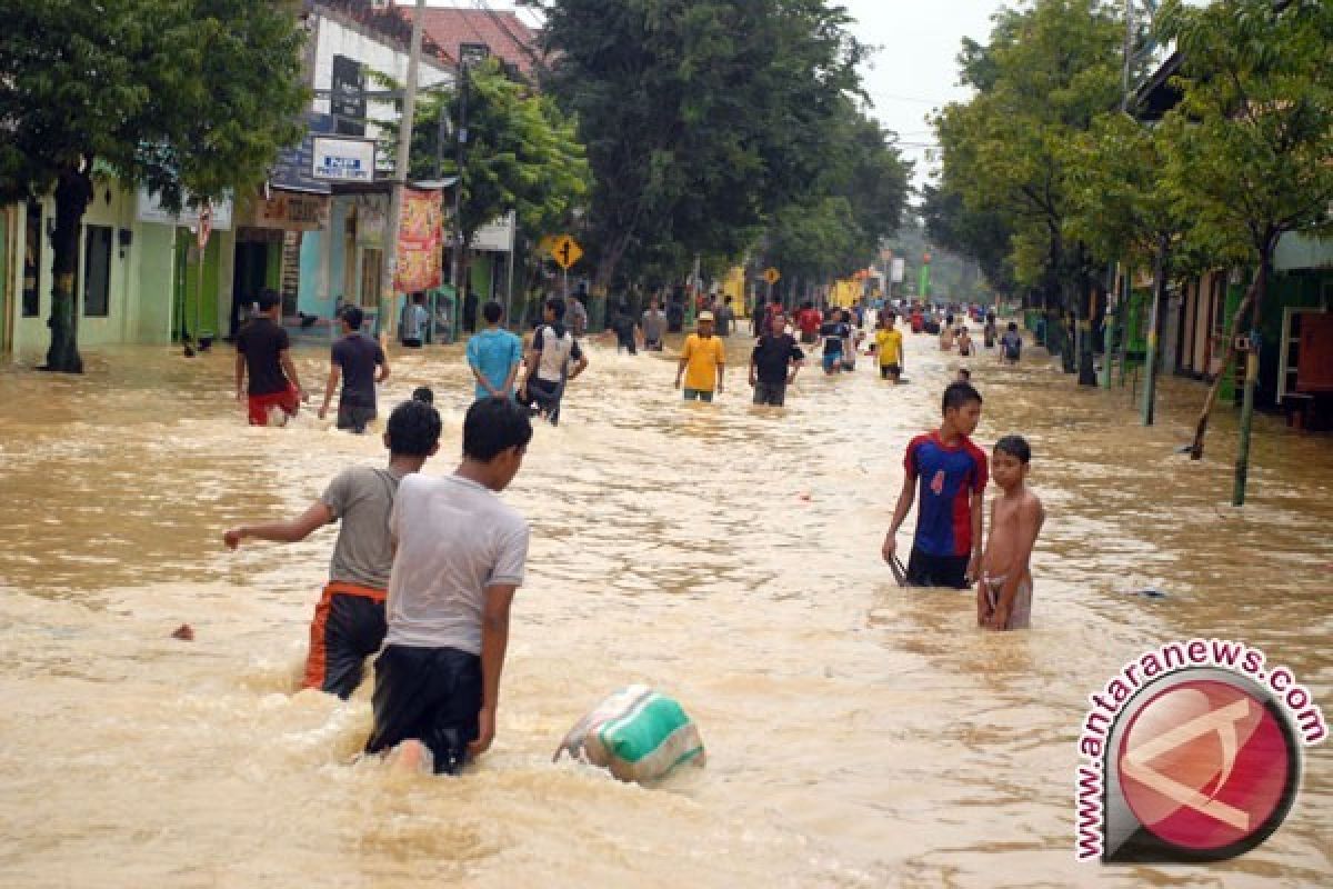 Warga dan Siswa Bersihkan Sisa Banjir Bandang di Blitar    