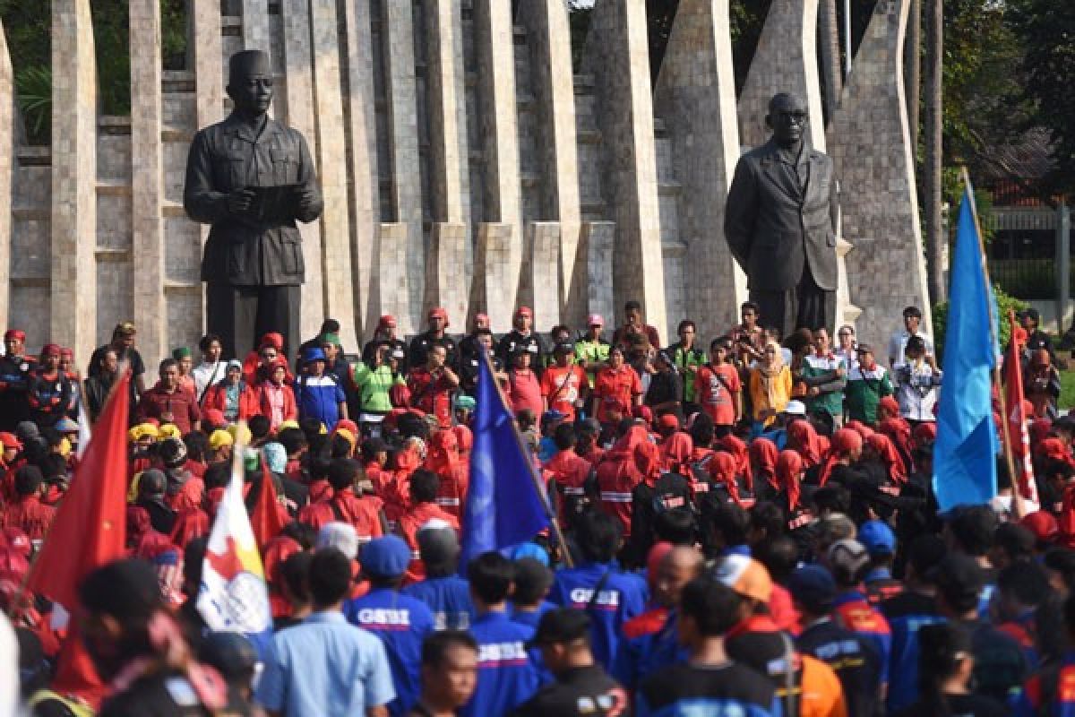 Buruh se-Jabodetabek akan berunjuk rasa ke Istana, Kamis