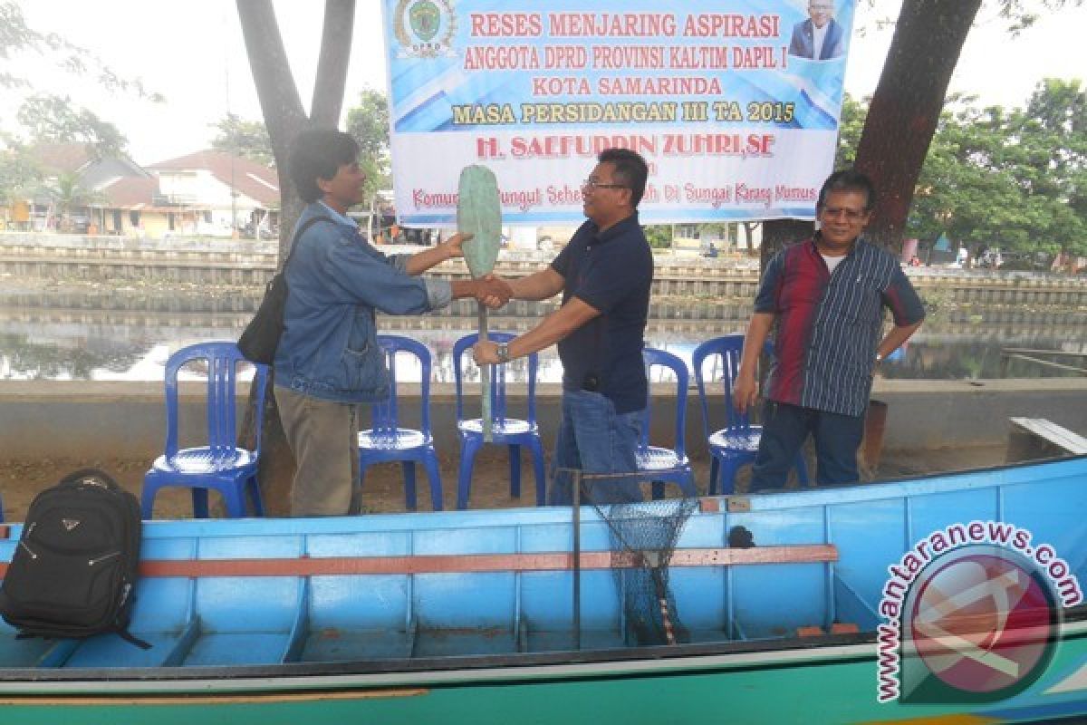 Gerakan Memungut Sampah SKM Dibantu Perahu