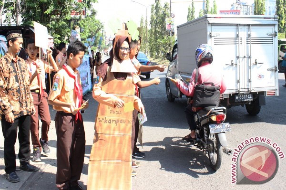 Pelajar SMP Al-Muslim Ajak Masyarakat Peduli Pohon