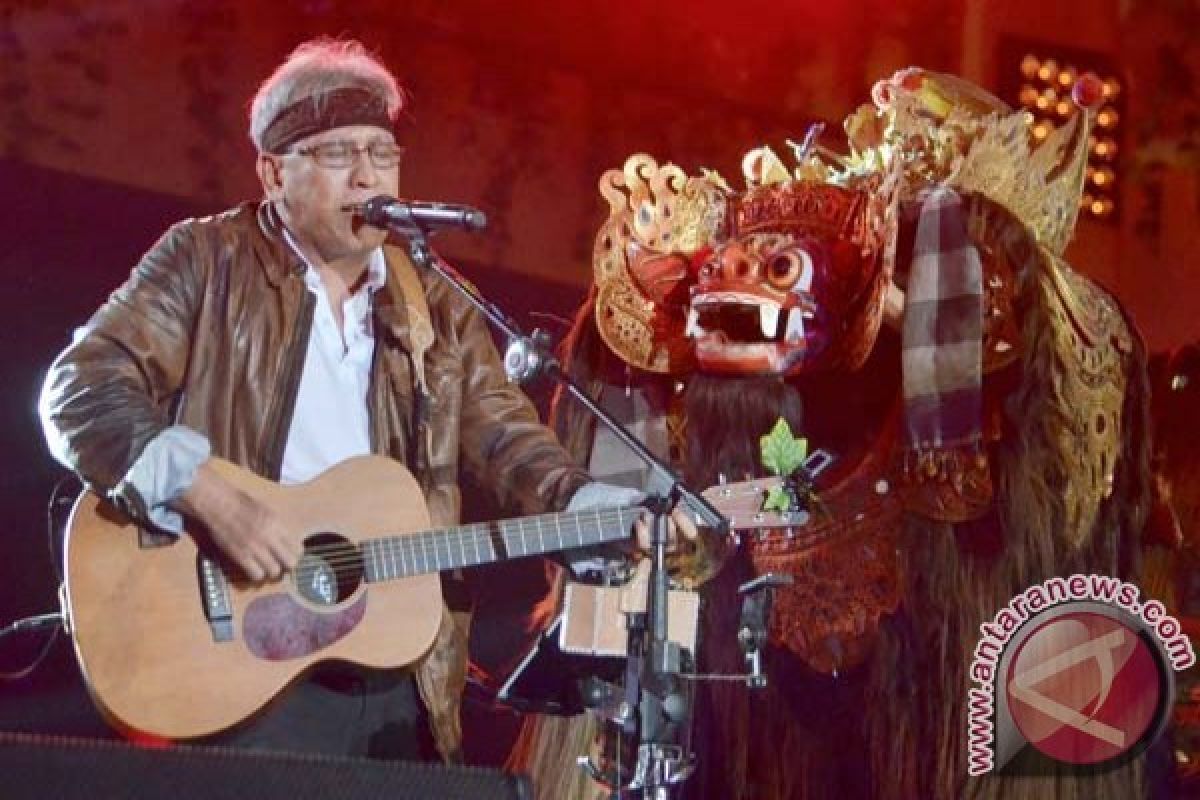 Iwan Fals Buka Konser 