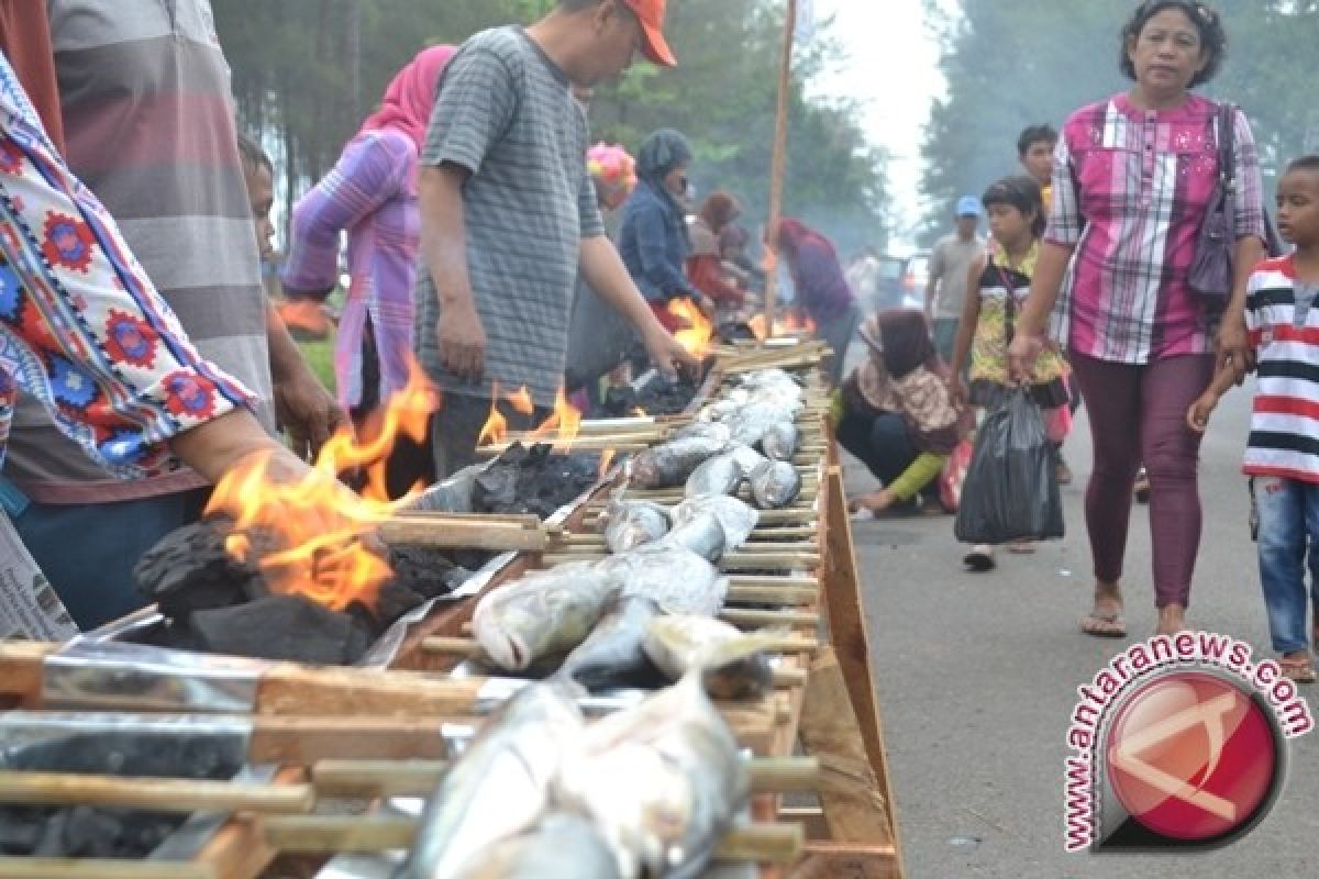 1.400 Guru Di Donggala Bakar Ikan 