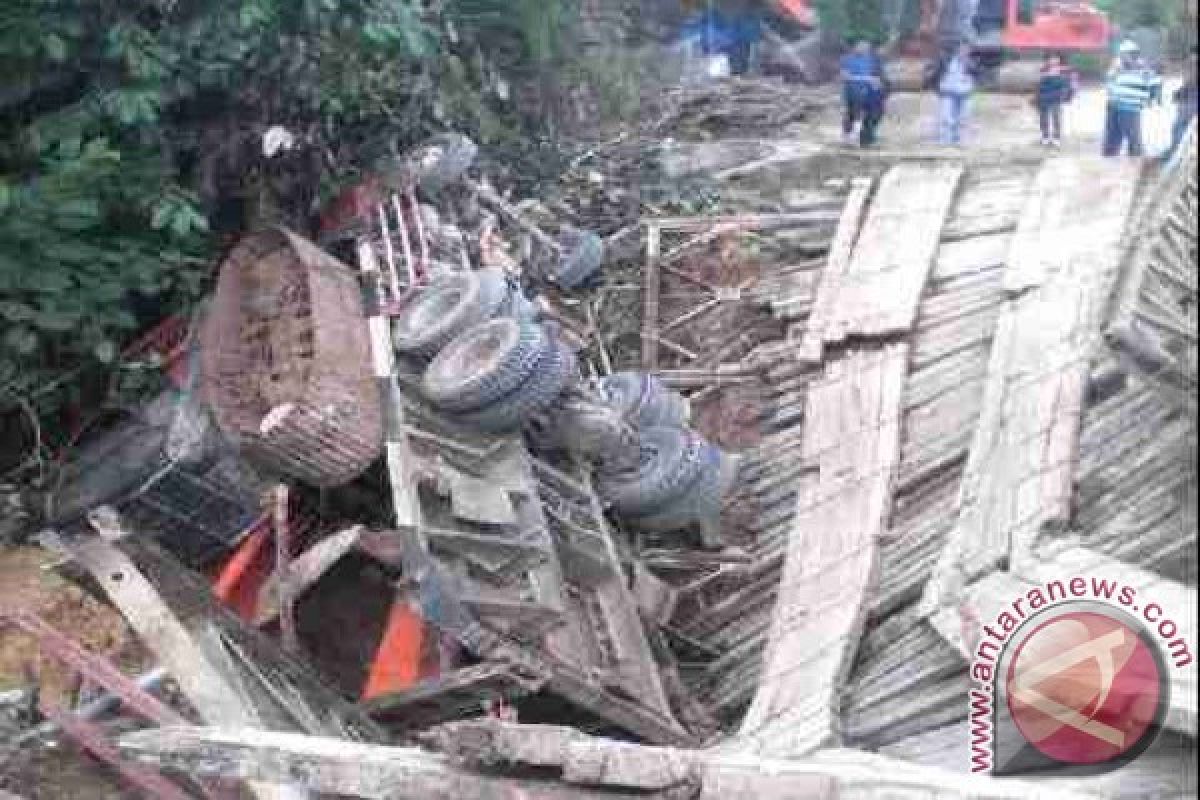 Jembatan di Boyan Tanjung Ambruk Karena Tronton