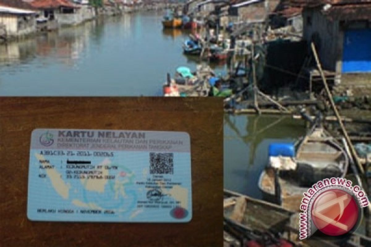 Bangka Barat Serahkan 843 Kartu Asuransi Nelayan