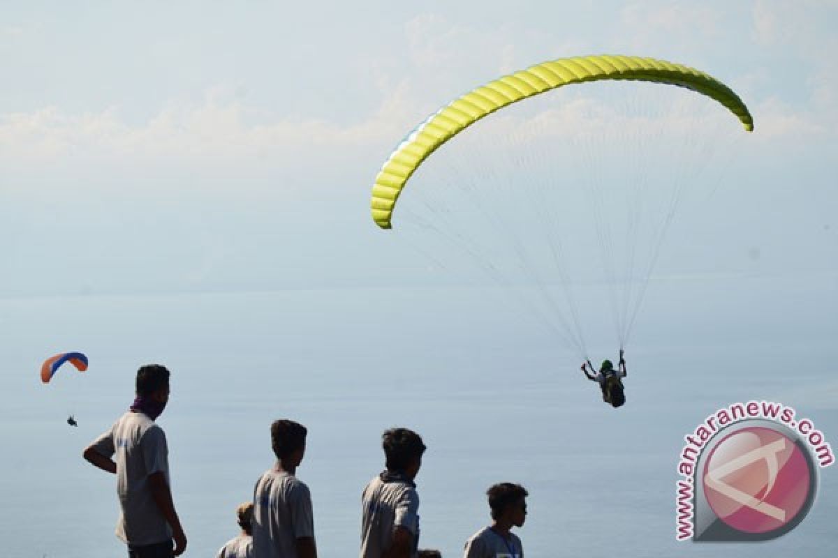 PON 2016 - Dua atlet paralayang bertabrakan di udara