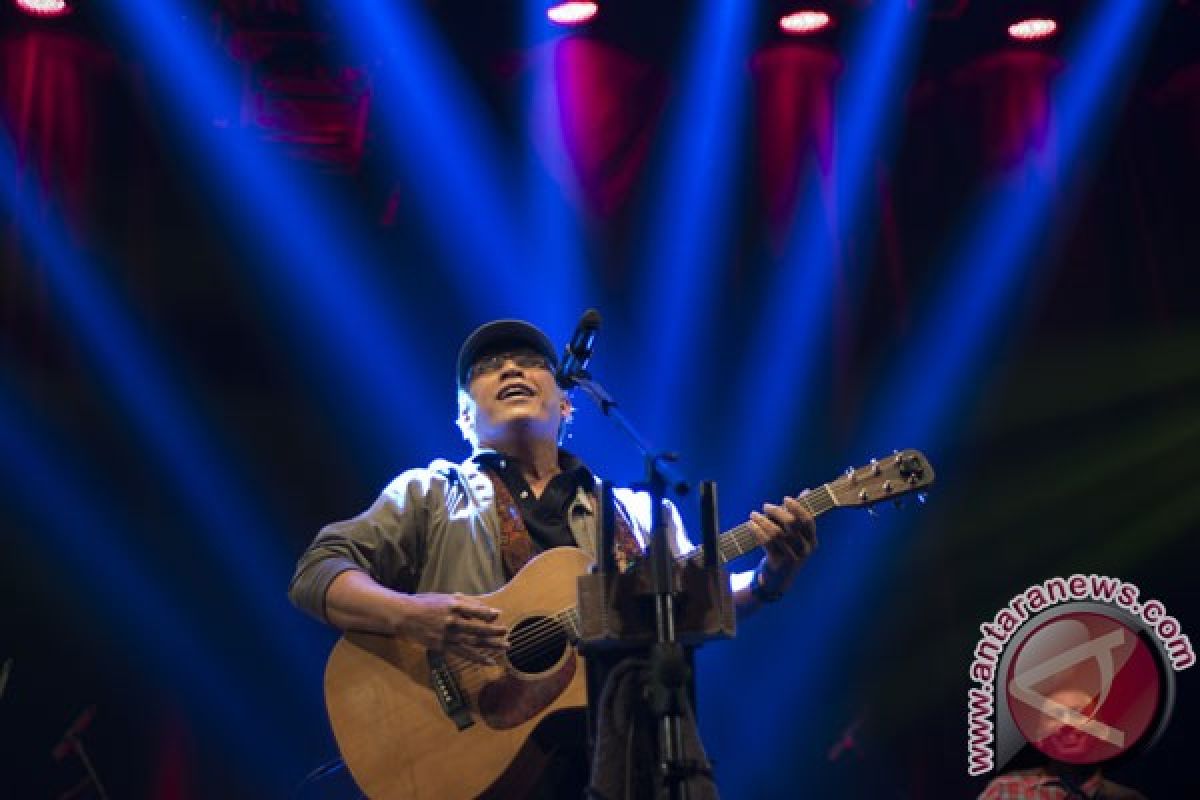 "Pesawat Tempur" buka konser Iwan Fals