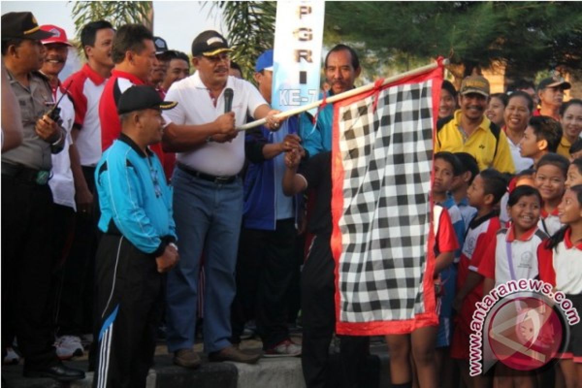 Wabup Klungkung Lepas Gerak Jalan Santai Peringatan Hut PGRI dan Hari Guru Nasional