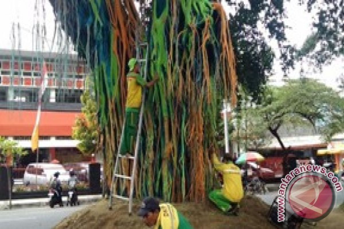 Pengecatan Pohon Beringin Alun-alun Malang Diprotes Warga