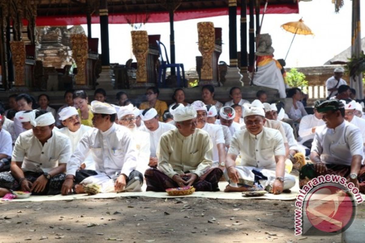 Pj. Bupati Ngaturang Bakti Pada Karya Balik Sumpah Lan Medem Pedagingan Di Pura Kehen Bangli