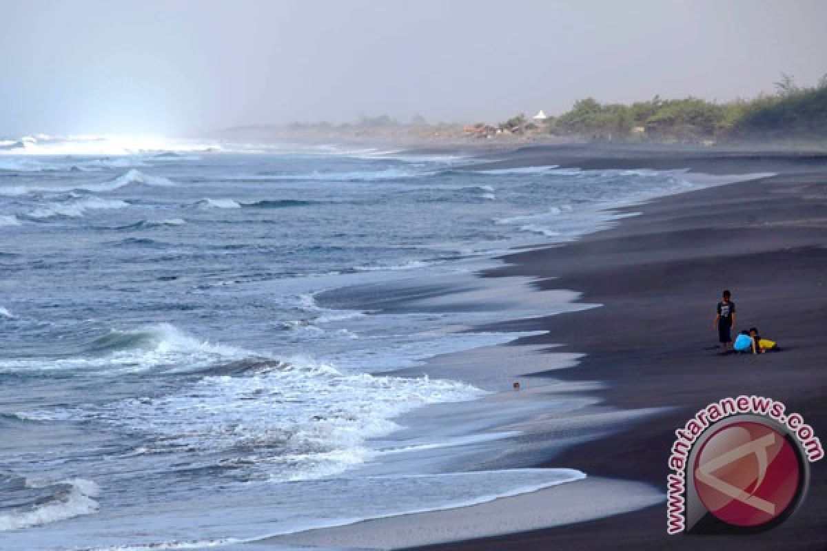 Pantai Glagah pun diserbu ribuan wisatawan peraya tahun baru