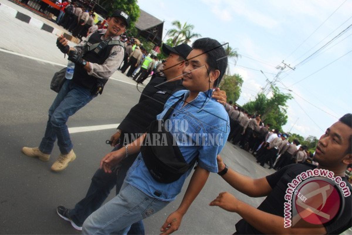 Polisi Amankan Pendemo Bawa Senjata Tajam 