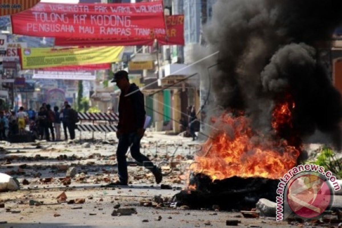 TOLAK PENGGUSURAN LAHAN PEMUKIMAN BULOGADING