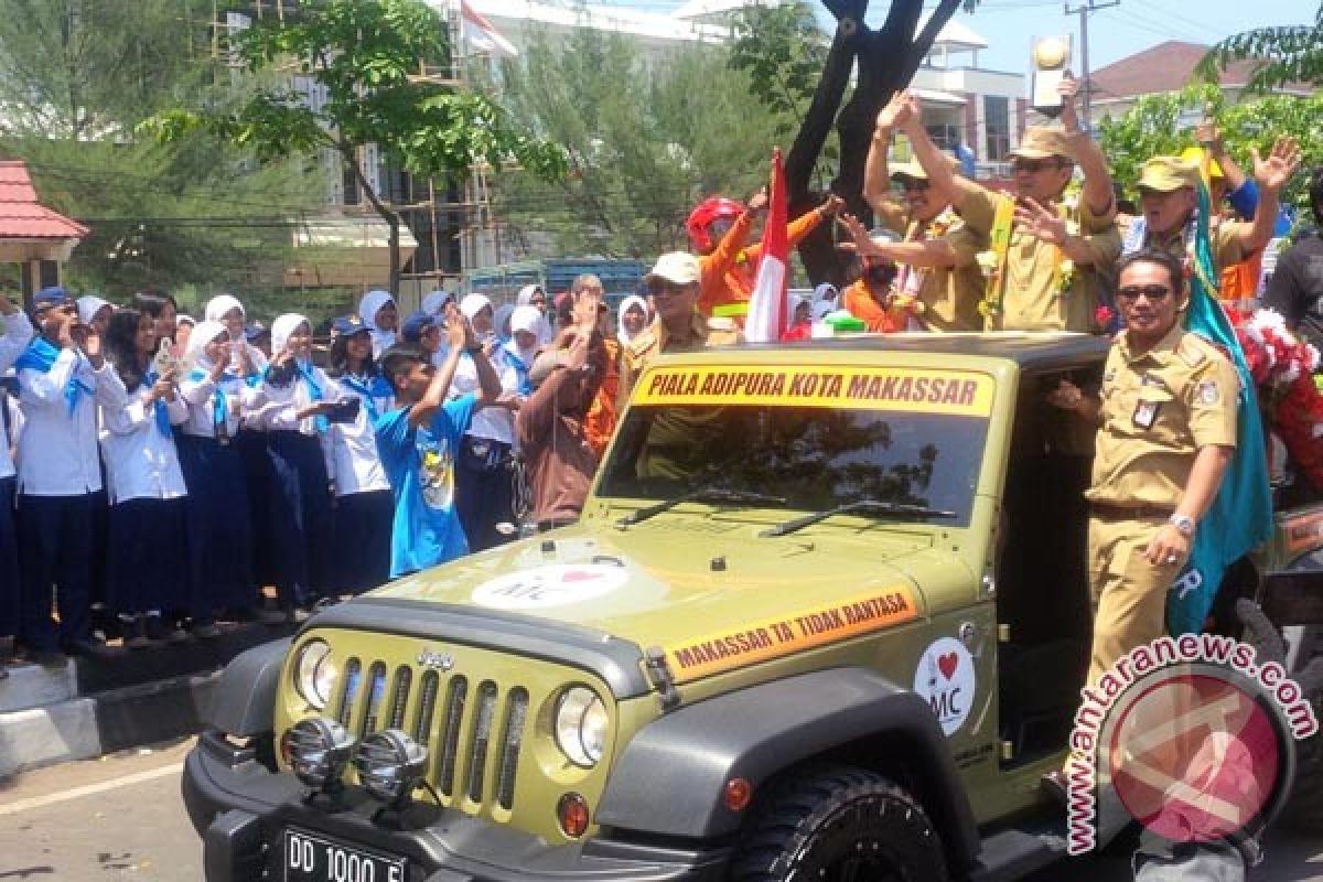 Wali Kota Makassar arak Piala Adipura 