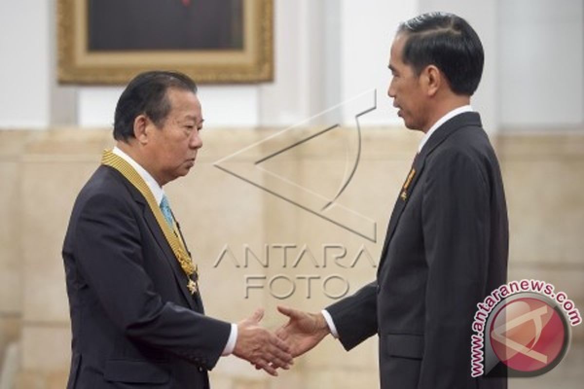 President Awards Medal to Japan-Indonesia Parliament League Chairman