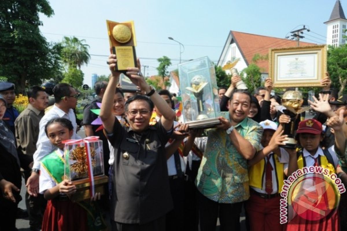 Piala Adipura Kencana Diarak Keliling Surabaya