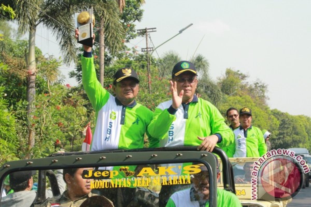 Pemkab Sidoarjo Arak Keliling Piala Adipura