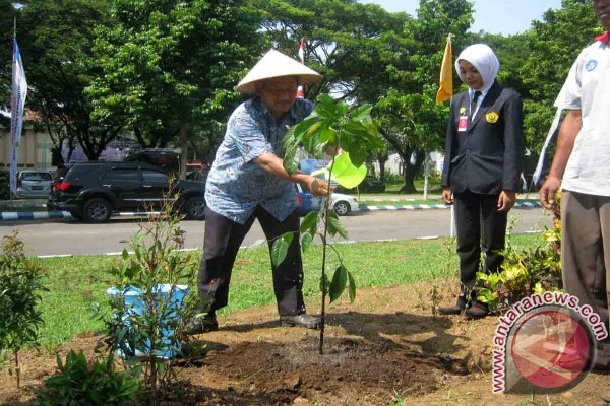 Unej Tanam Selasihan Peringati Hari Menanam Pohon 