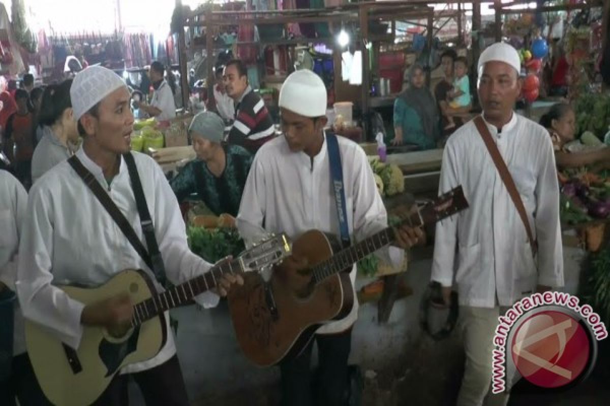 Pengamen raih rejeki lewat alunan lagu Islami