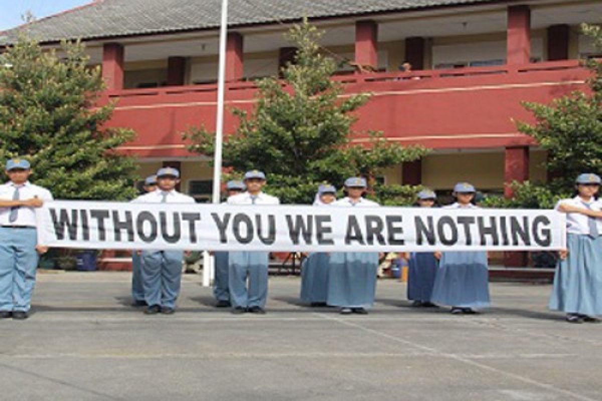 Siswa SMAN 1 Kudus Bikin Kejutan, Guru Terharu