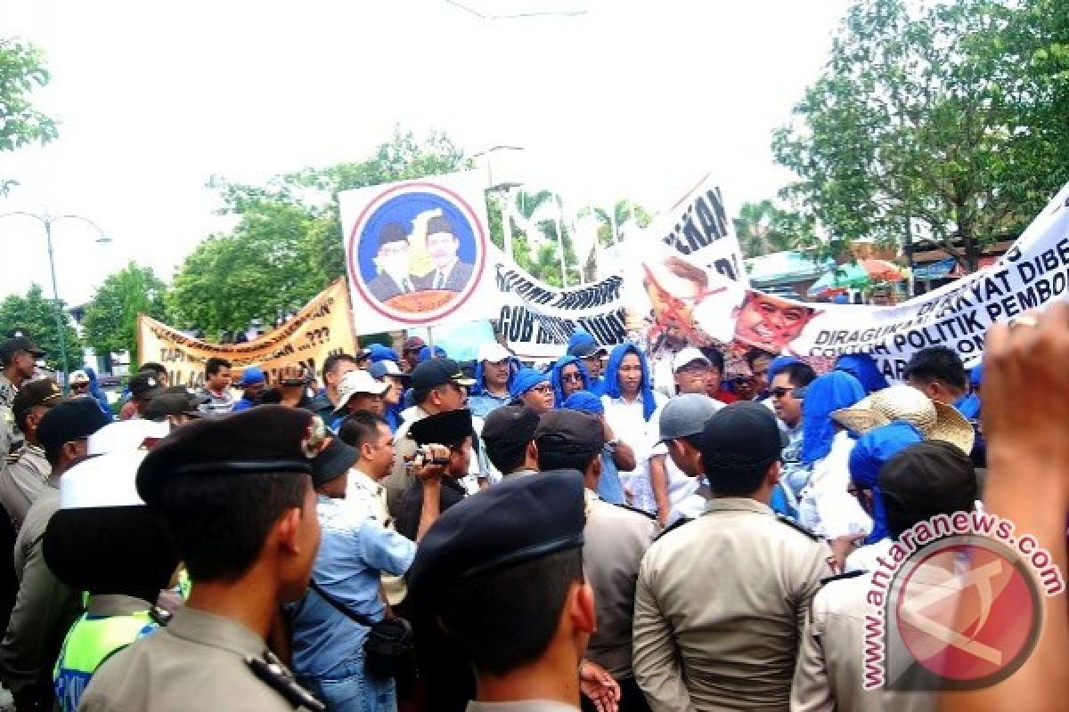Pendukung UJ Kembali Demo KPU Barito Utara 