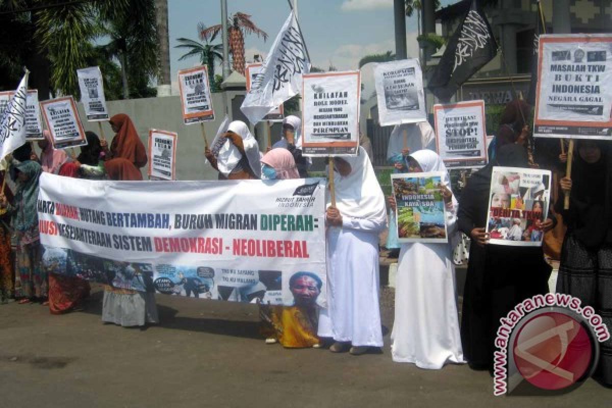 MHTI Jember Demo Tuntut Penghentian Pengiriman TKW