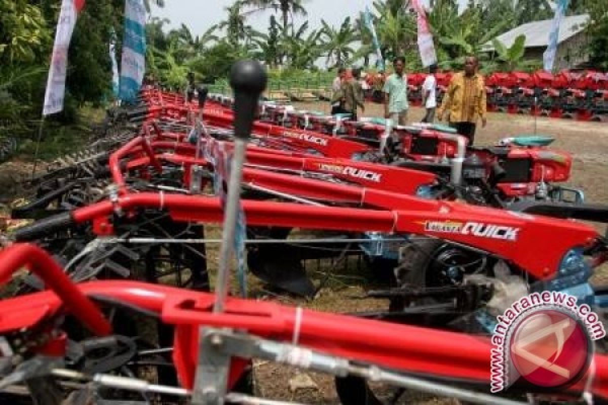 Distanbunak Bangka Barat Salurkan Bantuan Traktor