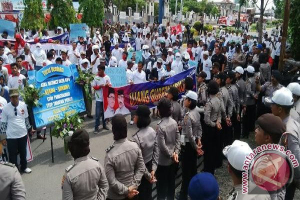 Massa Ujang-Jawawi Sampaikan 3 Tuntutan Kepada KPUD Kobar 