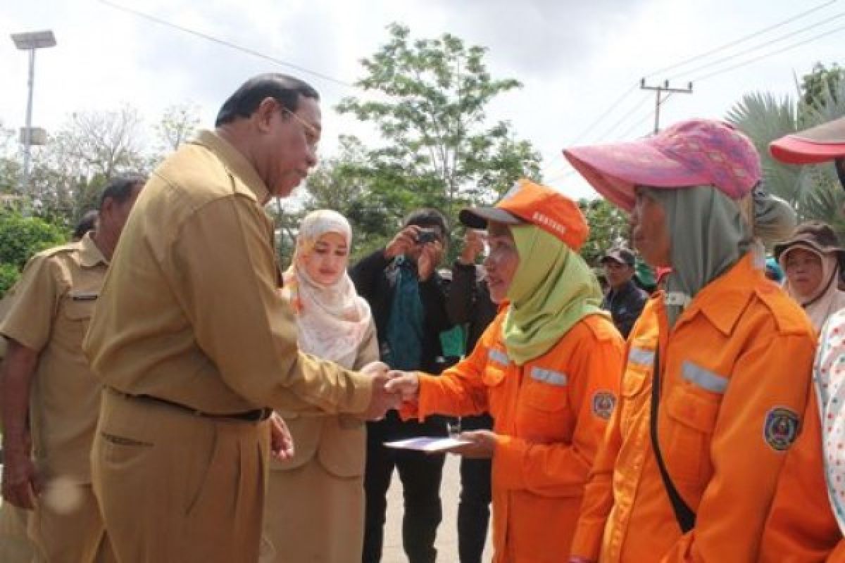 Wali Kota Bontang Langsung Serahkan Bonus Adipura