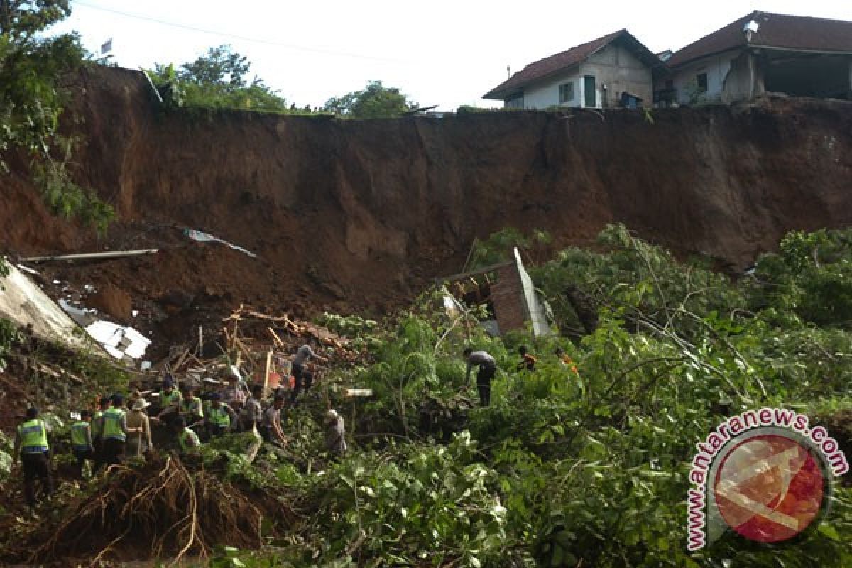 BNPB: Waspada banjir dan longsor Desember-Januari