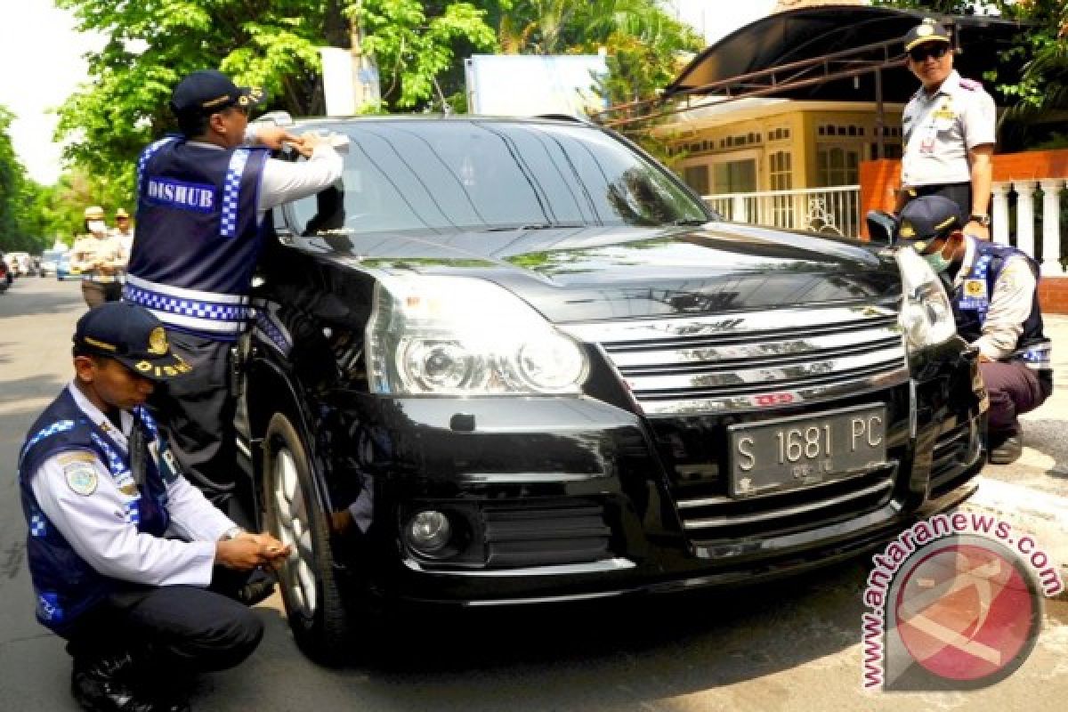 Dishub Surabaya Tilang 58 Mobil Parkir Sembarangan