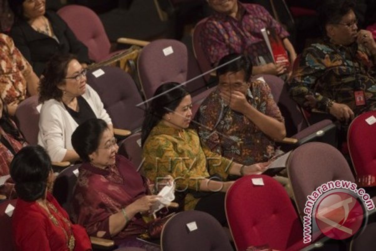 Megawati Berikan Kenang-Kenangan kepada Bintang 