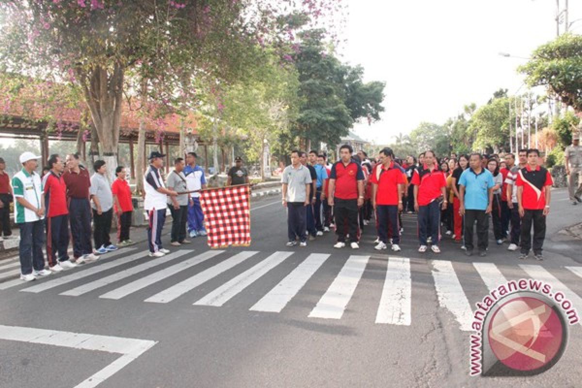 Disnaker Denpasar Gelar Jalan Santai Peringati Hari Buruh