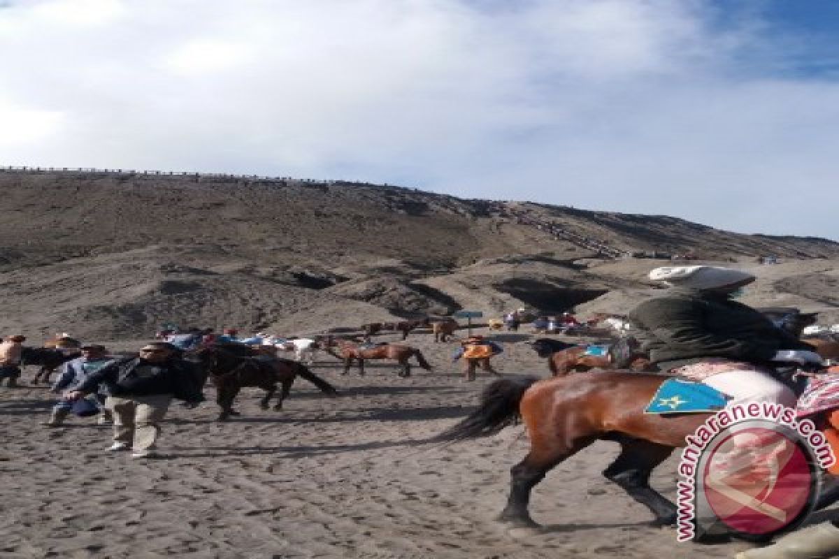 Wisatawan Padati Kawah Gunung Bromo