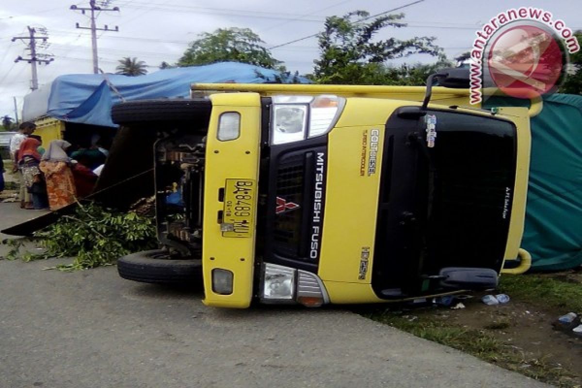 Truk Pengangkut Telur Terbalik