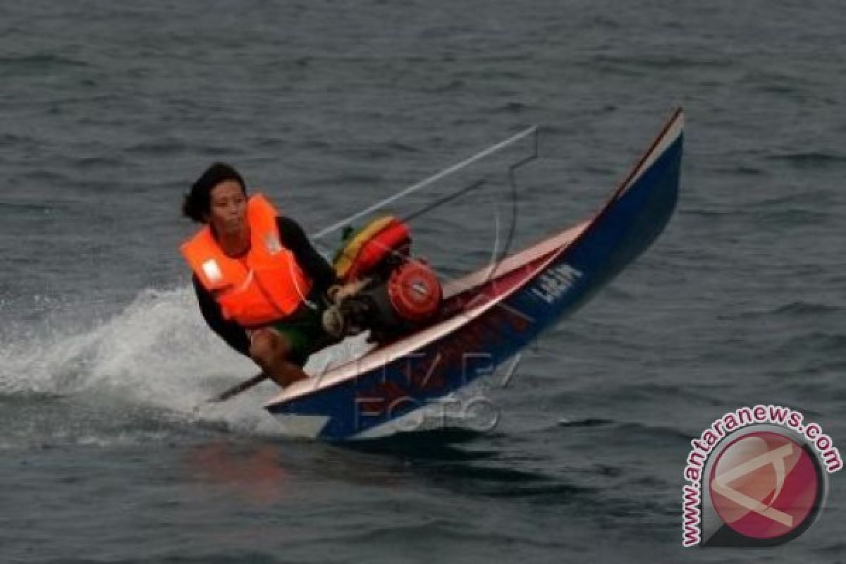 LOMBA PERAHU BALA-BALA