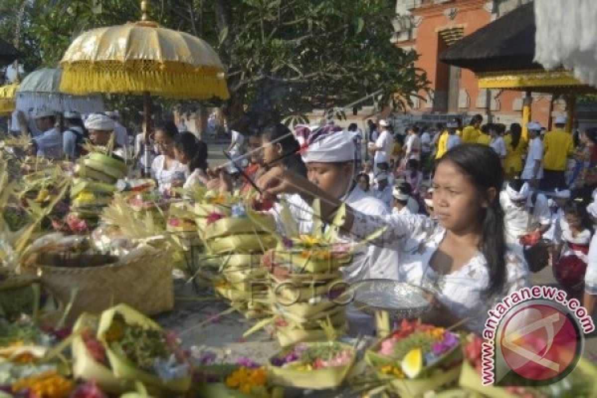 Pelajar di Bali Ikuti Ritual Perayaan Saraswati