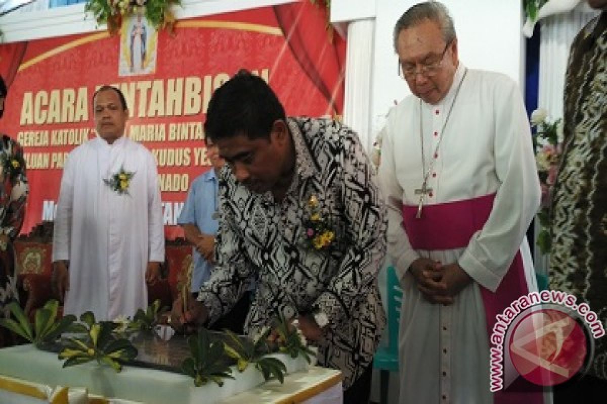 Gubernur dan Uskup Manado tandatangani prasasti gereja katolik Suluan