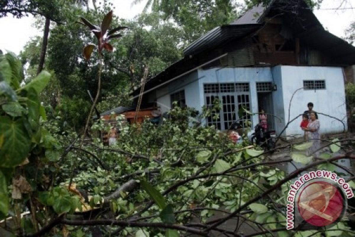 Puluhan rumah di Tamangapa diterjang angin kencang 