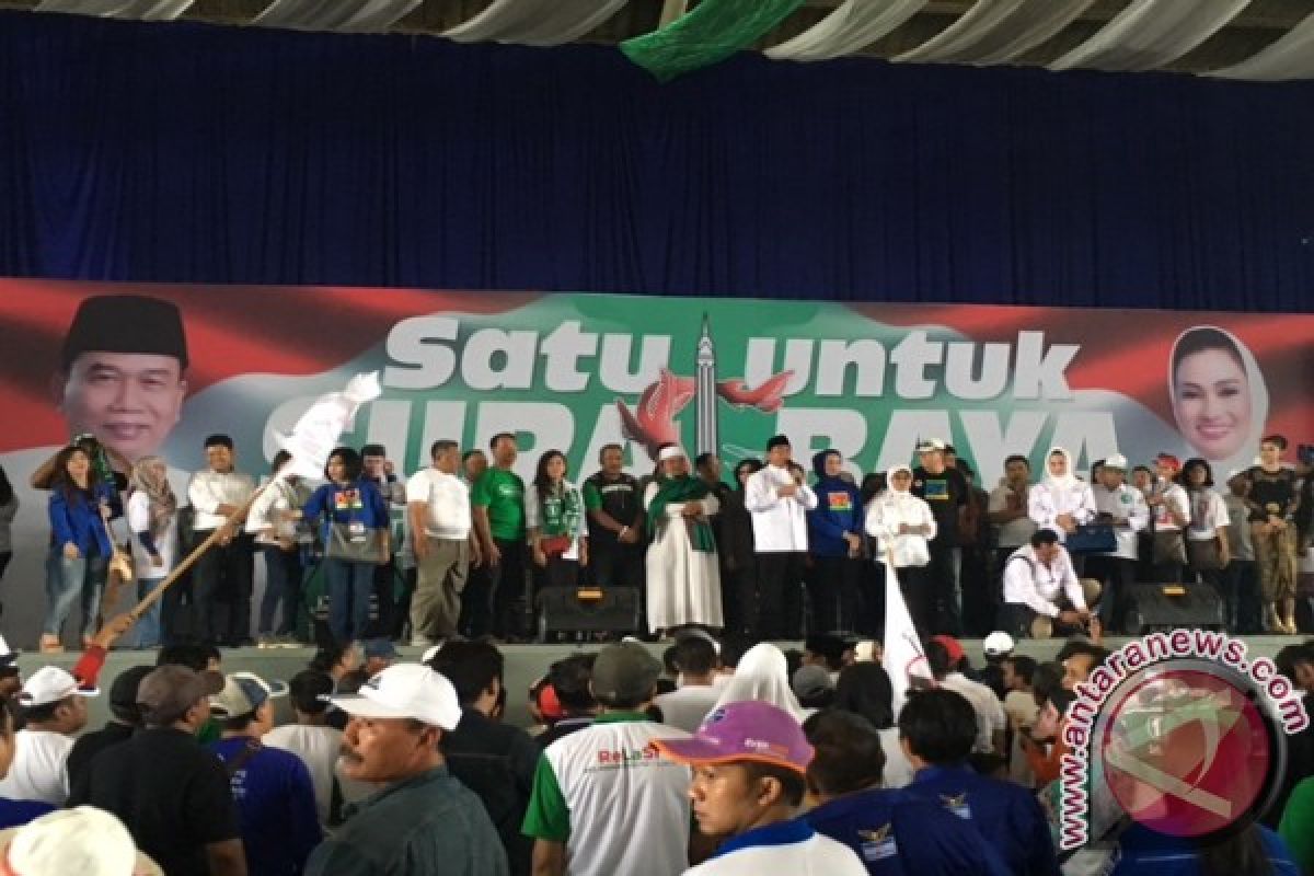 Ribuan Warga Surabaya Hadiri Kampanye Akbar Rasiyo-Lucy
