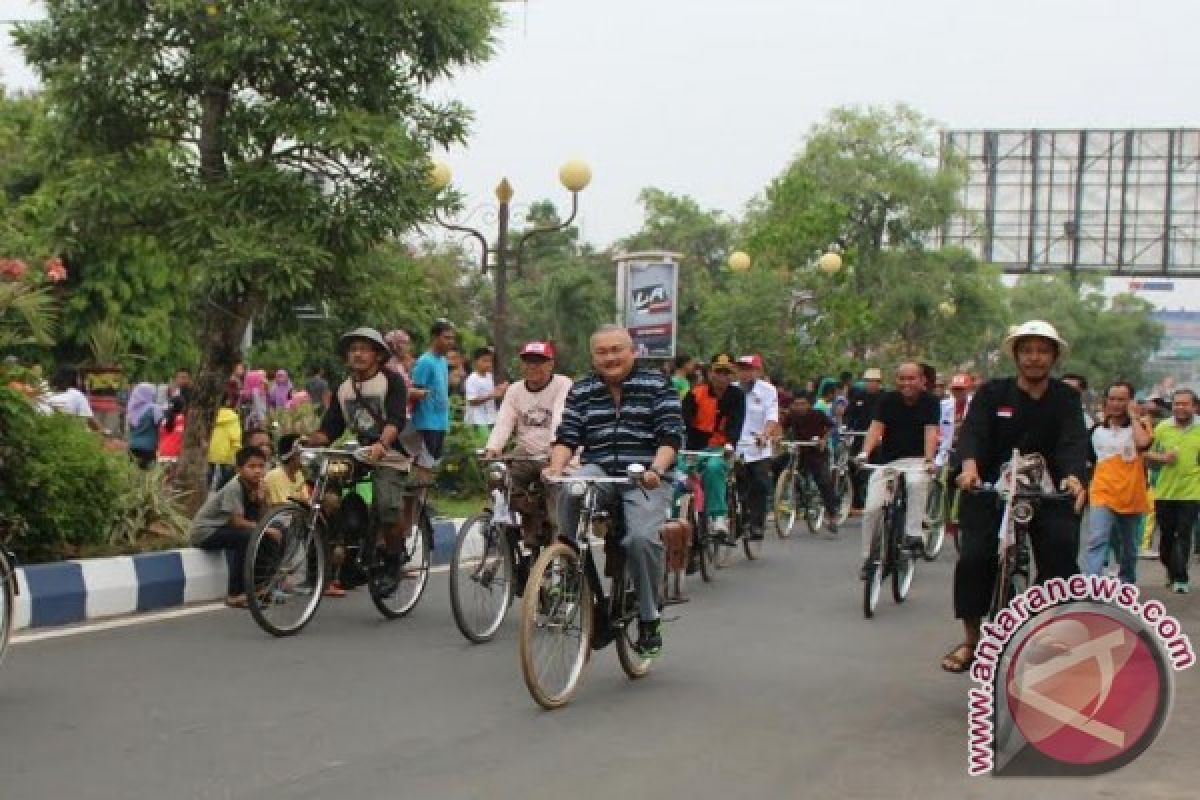 Gubernur datang naik sepeda pulang jalan kaki