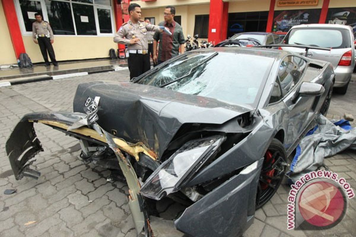 Polisi olah TKP peristiwa tabrakan lamborghini di Surabaya